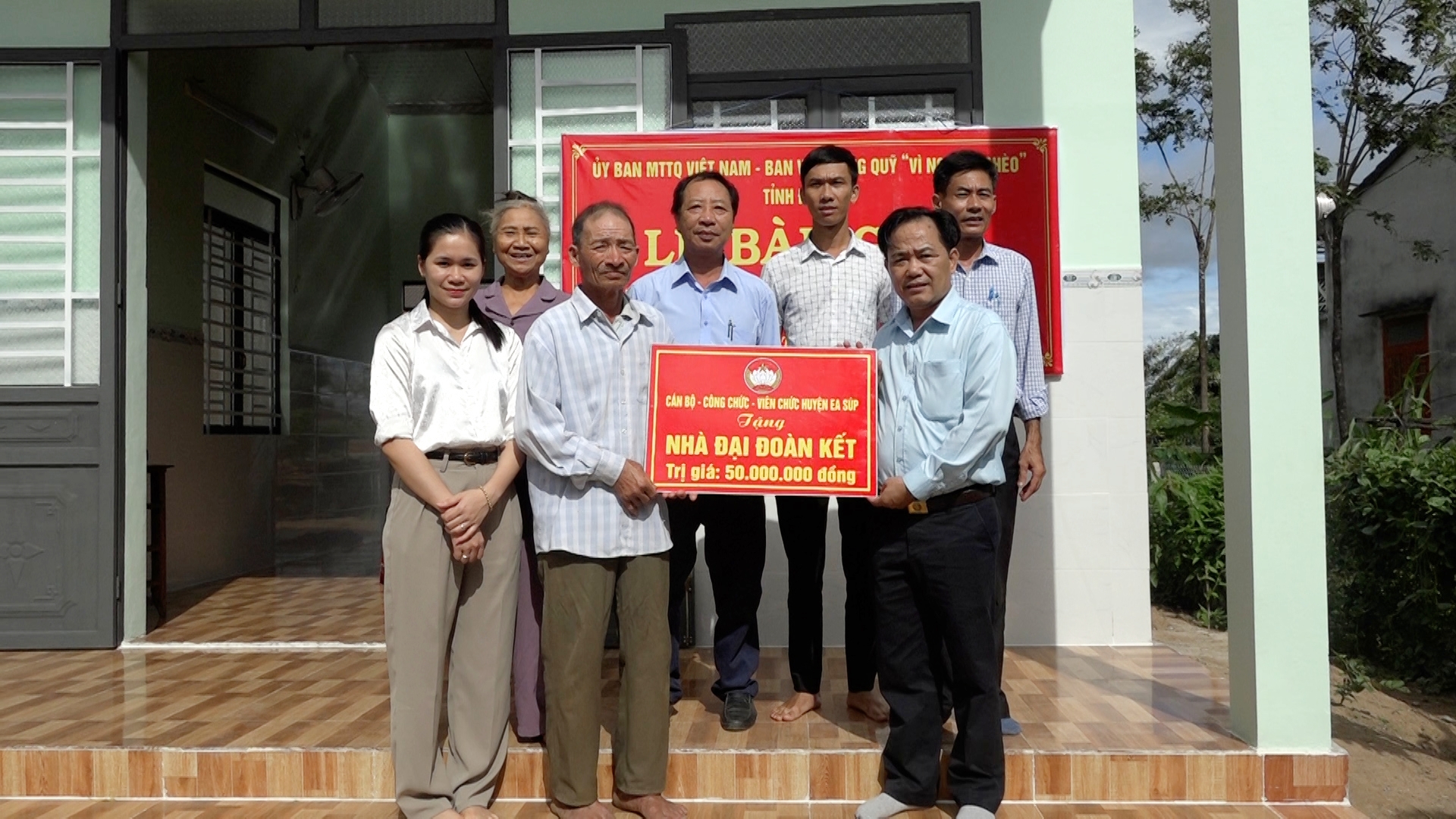 Bàn giao nhà đại đoàn kết cho hộ nghèo ở xã Ya Tờ Mốt